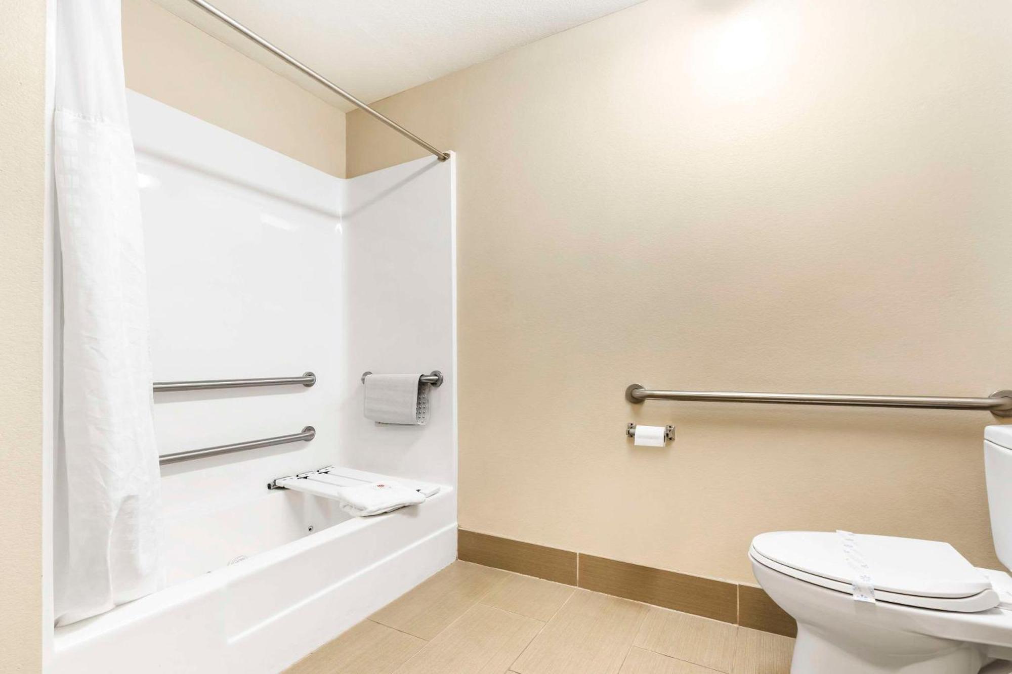 Comfort & Redwood Country Hotel 2*